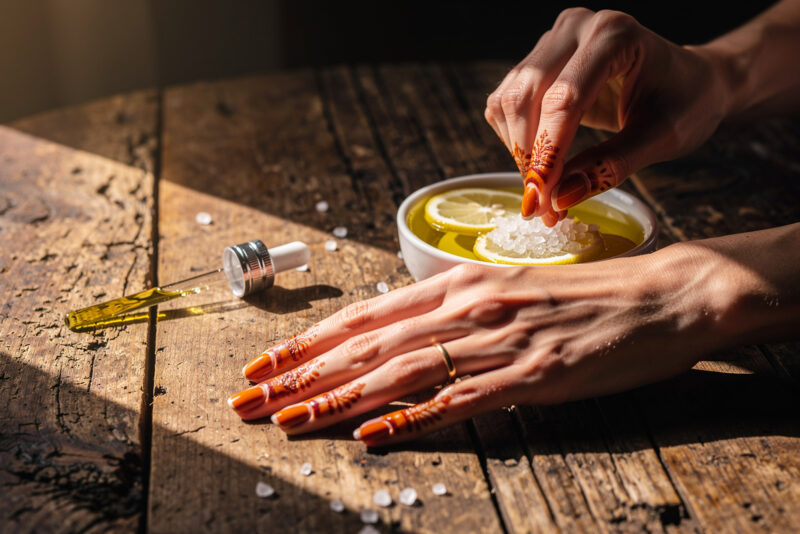 Comment enlever une tache de henné sur les ongles facilement